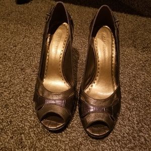 Two tone bronze heels